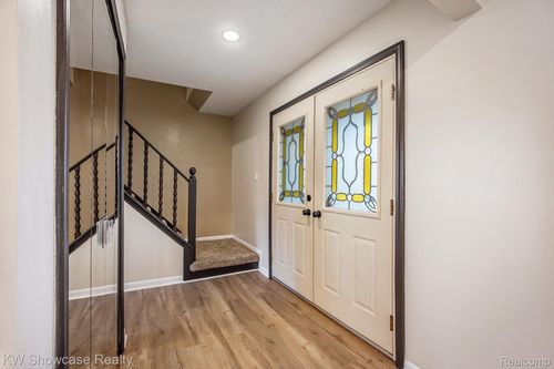 3906 Westlyn Dr, Lake Orion, MI, 48359-1458 | Card Image