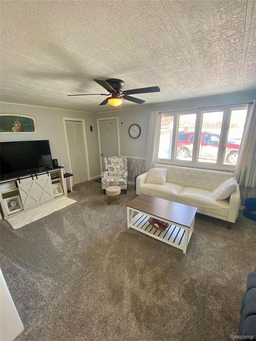 2126 Tomlinson Rd, Caro, MI, 48723-9389 | Card Image