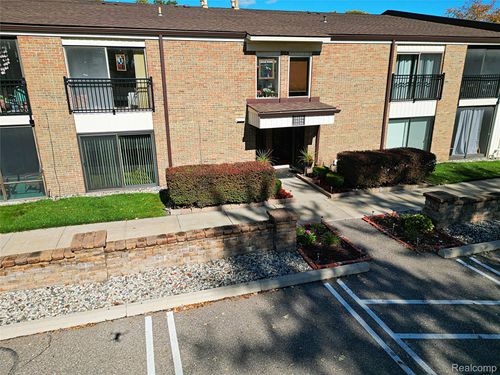 18230 University Park Dr, Livonia, MI, 48152-2626 | Card Image