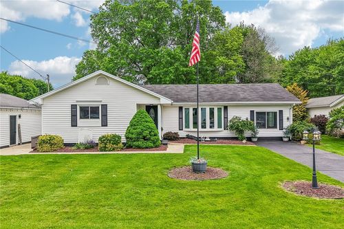 2472 Willowhurst Cir, New Castle, PA, 16101-5427 | Card Image