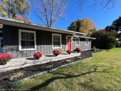 3048 Mayfield Street, Home with 3 bedrooms, 1 bathrooms and null parking in Port Huron Twp MI | Image 2