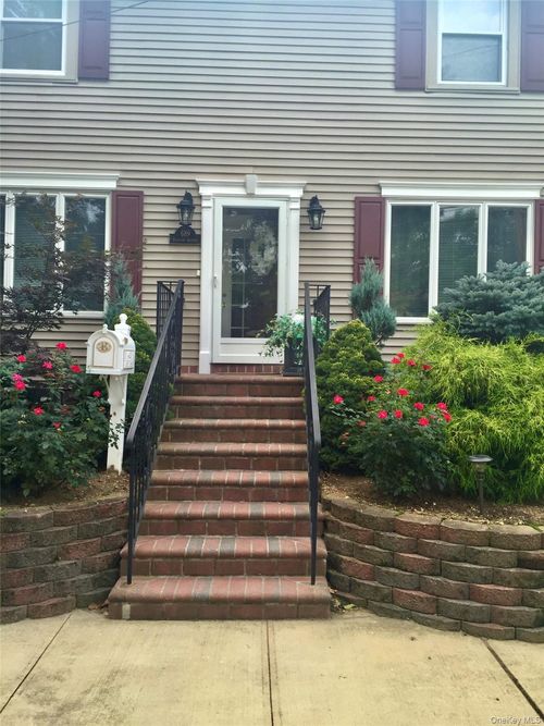 689 Stanton Ave, North Baldwin, NY, 11510-1825 | Card Image