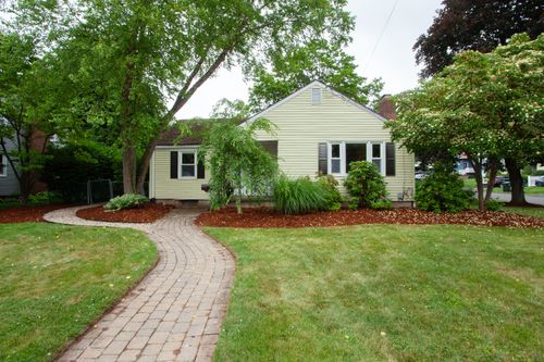 33 Federal St, West Hartford, CT, 06110-1718 | Card Image