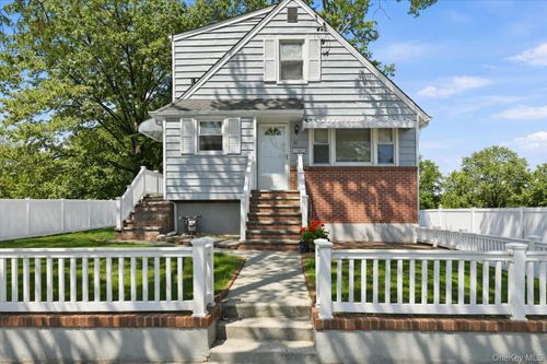 51 Hickory Rd, Port Washington, NY, 11050-1517 | Card Image