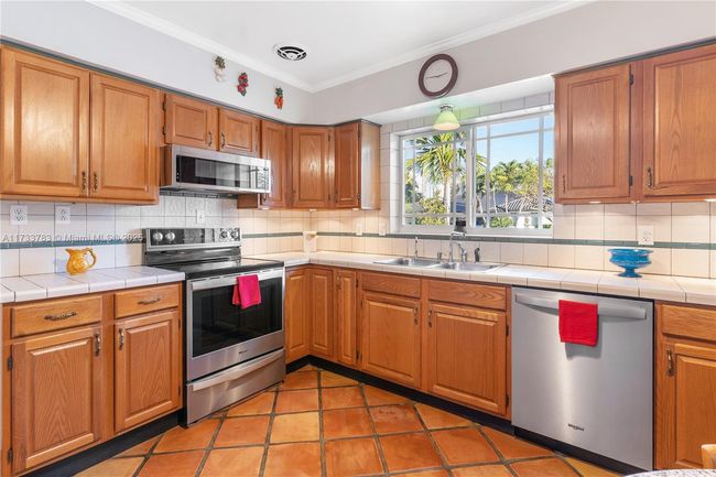 300 187 Th St, House other with 3 bedrooms, 2 bathrooms and null parking in Sunny Isles Beach FL | Image 9