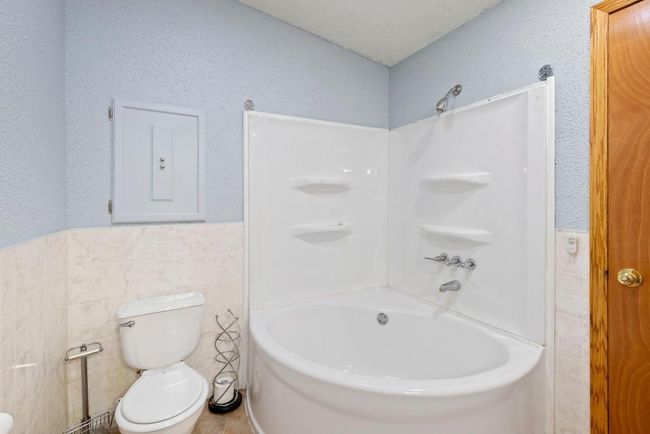Get ready to relax in this giant soaking tub! | Image 15