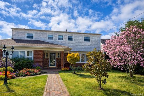 874 Seamans Neck Seamans Neck Rd, Seaford, NY, 11783-1228 | Card Image