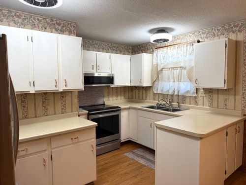 2402 Kenwood Dr Sw, Willmar, MN, 56201-5299 | Card Image