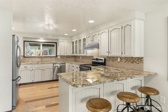 Kitchen with Breakfast Bar | Image 9