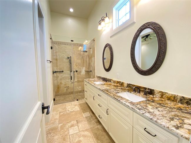 Bathroom 02 | Image 21