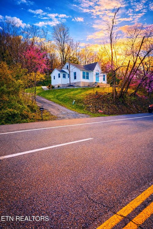 739 W Main St, Sevierville, TN, 37862-3101 | Card Image