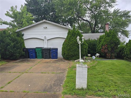 3691 Heather Trails Dr, Florissant, MO, 63031-1216 | Card Image