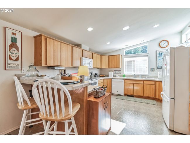 68938 E Cedar Hill Loop, House other with 3 bedrooms, 2 bathrooms and 2 parking in Welches OR | Image 8