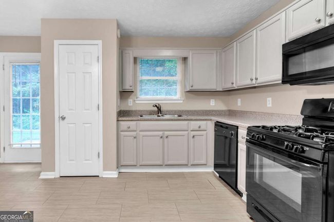 5566 Pineridge Ct, Townhouse with 3 bedrooms, 3 bathrooms and 2 parking in Forest Park GA | Image 12