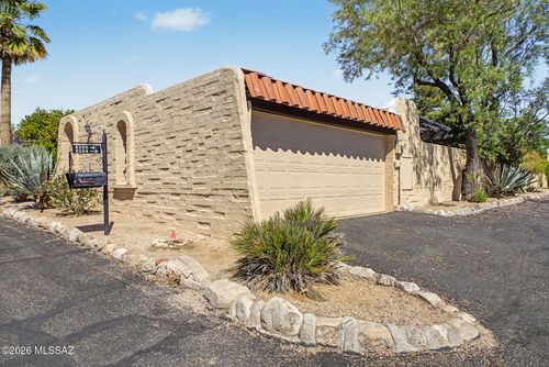 5250 N Pueblo Villas Dr, Tucson, AZ, 85704-3720 | Card Image