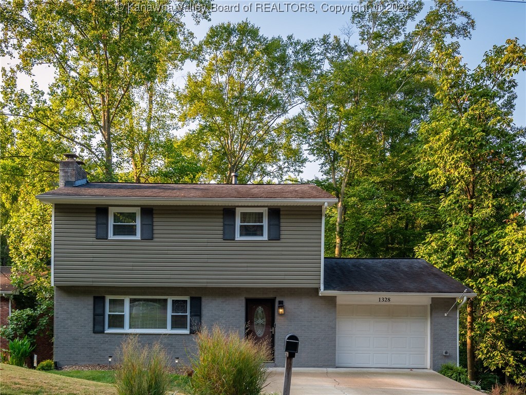 Wilkie Dr, Charleston, WV 25314