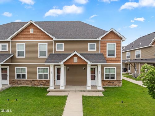 302 10th Avenue Se, Stanley, ND, 58784 | Card Image