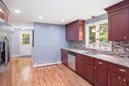 7 Hampshire Drive, Derry, NH, 03038 | Card Image
