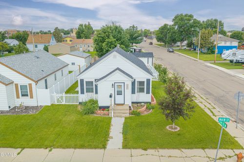 1521 Main St, Williston, ND, 58801-4240 | Card Image