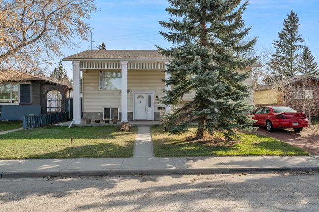 5220 19 Avenue Nw, Home with 4 bedrooms, 2 bathrooms and 5 parking in Calgary AB | Image 2
