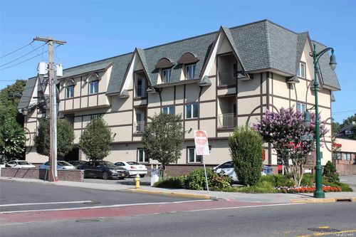 204-289 Post Ave, Westbury, NY, 11590-2276 | Card Image