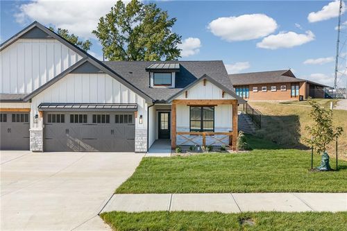 1404 Country Ln, Saint Joseph, MO, 64506 | Card Image