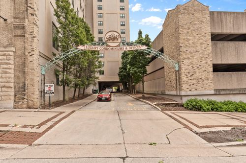 270 E Highland Ave, MILWAUKEE, WI, 53202-6635 | Card Image