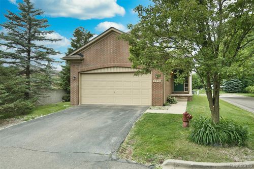 2-8997 Newport Ct, Livonia, MI, 48150-4169 | Card Image