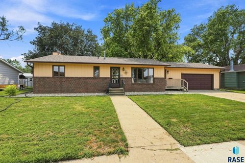 31 Park Ln Lane, Canton, SD, 57013-1022 | Card Image