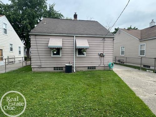 18746 Woodside St, Harper Woods, MI, 48225-2122 | Card Image