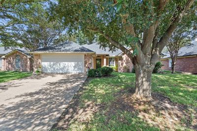 10813 Sierra West Drive, House other with 3 bedrooms, 2 bathrooms and 2 parking in Waco TX | Image 1