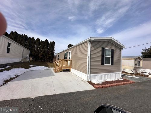 11 Woodland Ln, Mertztown, PA, 19539-9129 | Card Image