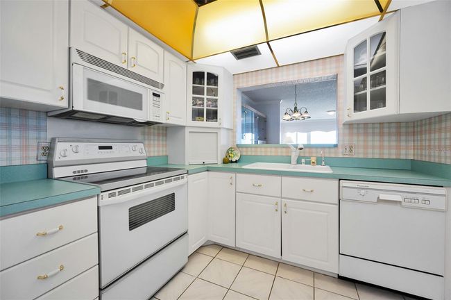 Kitchen with multiple features | Image 26