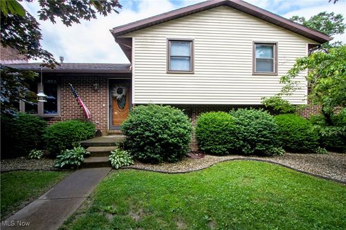 124 7th Ave Nw, Beach City, OH, 44608-9561 | Card Image