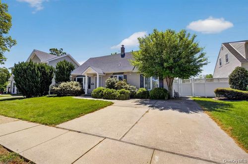 84 Cornflower Rd, Levittown, NY, 11756-3320 | Card Image