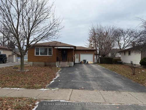8006 Paddock Trail Dr, Niagara Falls, ON, L2H1X2 | Card Image
