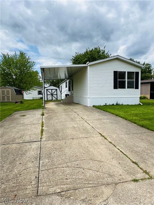 28 Thomas Blvd Nw, Massillon, OH, 44647-9101 | Card Image