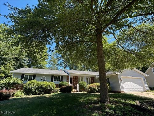 8400 Vista Ln, Parma, OH, 44130-7671 | Card Image