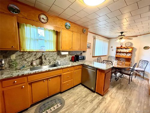 23 Red Barn Rd, Pine Bush, NY, 12566-7457 | Card Image