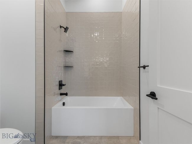 Upstairs Shower/Tub | Image 26