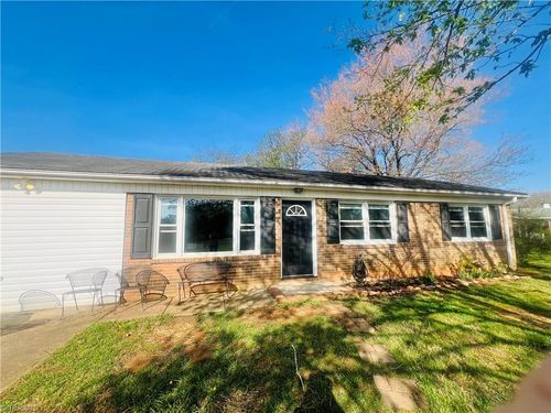 236 Badgett Ave, Mount Airy, NC, 27030-9207 | Card Image