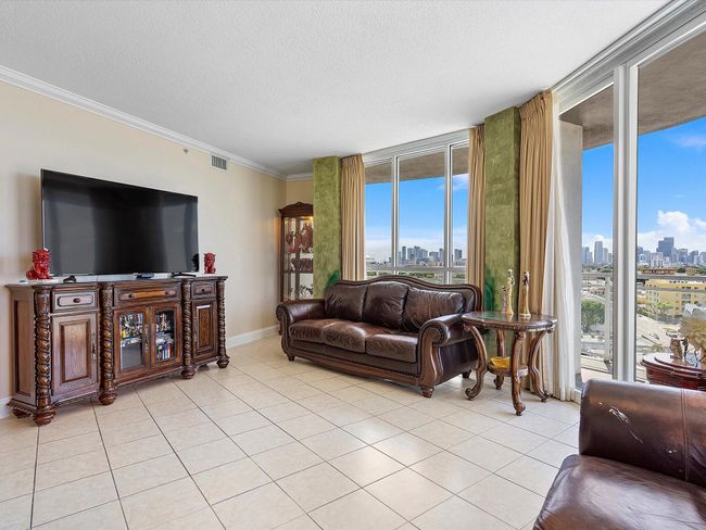 802 - 1 Glen Royal Pkwy, Condo with 2 bedrooms, 2 bathrooms and null parking in Miami FL | Image 3