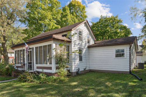 519 3rd St Se, Independence, IA, 50644-2910 | Card Image