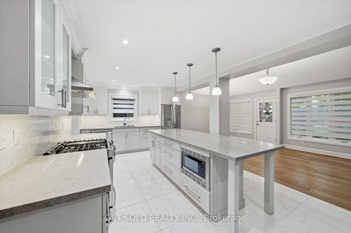 18 Mill St S, Brampton, ON, L6Y1S5 | Card Image