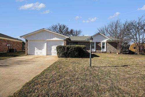 125 Roundtree Dr, Crowley, TX, 76036-2215 | Card Image