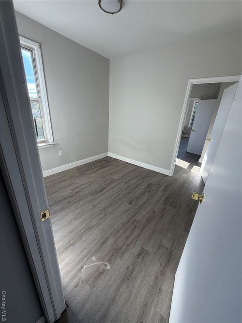 31 Spruce St, Yonkers, NY, 10701-4458 | Card Image