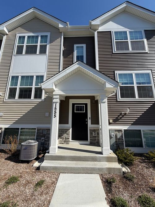 1555 Sequoia Way, Pingree Grove, IL, 60140-1328 | Card Image