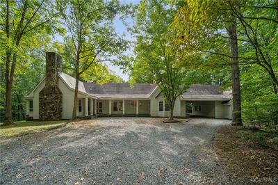 'Ranch' house w porches | Image 1