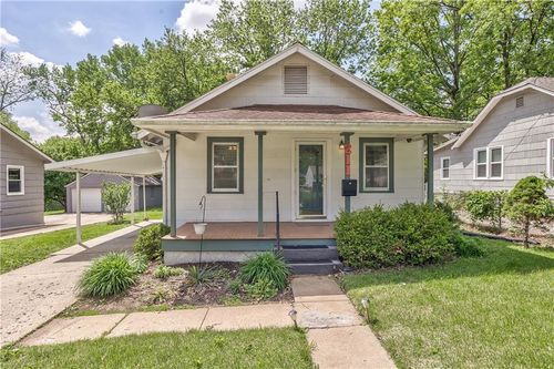 211 E 80th Ter, Kansas City, MO, 64114-2513 | Card Image