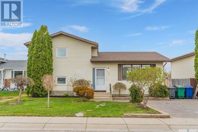 514 Hall Cres, House other with 3 bedrooms, 3 bathrooms and null parking in Saskatoon SK | Image 1